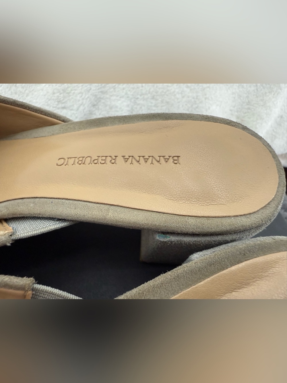 Women’s Banana Republic Tan Suede Mules Size 7.5 Mid Block Heel - Picture 4 of 10